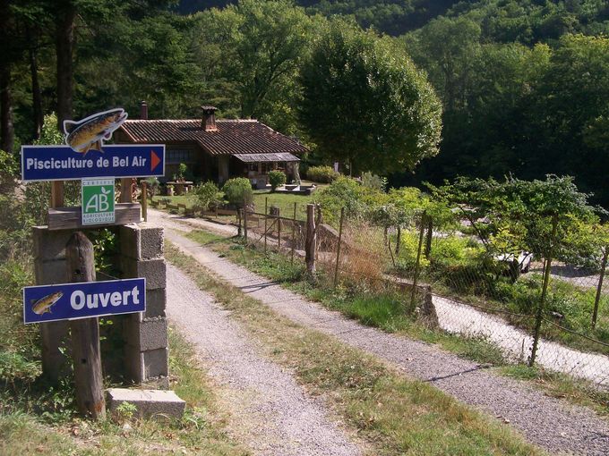Entrée de la pisciculture en venant de Madières - A75 .
Parking privé réservé à la clientéle.
Visite possible mais uniquement sur RDV.
