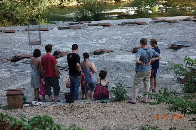 Un groupe choisi ses truites à emporter. Pensez à venir avec une glacière dés les beaux jours...