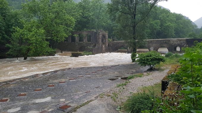 Vendredi 12 Juin 2020 sous un épisode cévenol...La Vis est en phase de montée.Par précaution, on ferme les bassins.